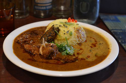 薬院・回kaiさんで、梅と生姜のチキンカレー&豆カレーのあいがけ