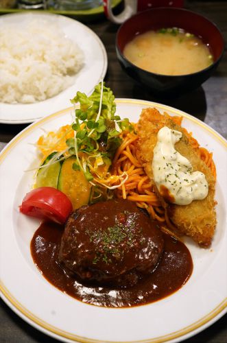 夜は【洋風食堂 枝】で日替わり定食。昼は【カレバカカレー in とり焼肉エイト】で新作チキンカツカレー。