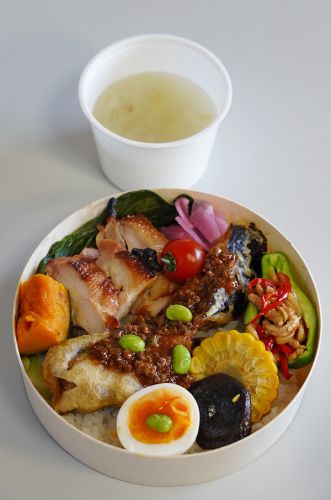 昼は【マンダリンマーケット文華市場】の丸弁当。夜は【杏仁荘】の白胡麻担々麺。今度の日曜日は【カレバカカレー】で合同カレー販売会。