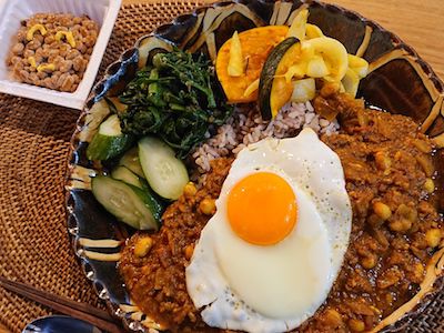 色々トッピングでいただくキー豆カレー