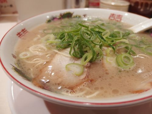 長浜ラーメン 丸羅とんこつ@西元町「チャンピオンカレーの跡地にできたとんこつラーメンのお店やねん!」