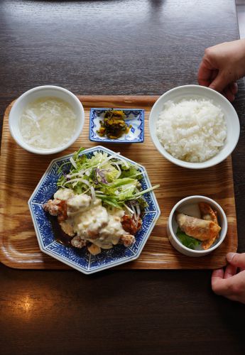 昼は【杏仁荘】で週替わりチキン南蛮定食。夜は【綾部珈琲店】からの【オカノカリー】。