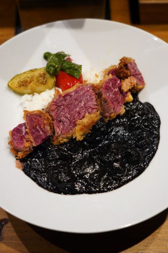 夜に【博多焼肉 明治屋 古門戸店】でワガママお任せコースと“ブラックデビカツカレー”。お昼は【湯桶庵】【のらり】【モンロー】。