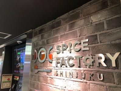 新宿駅改札脇になんと、スパイスカレー店が登場。「SPICE FACTORY SHINJUKU」（新宿）