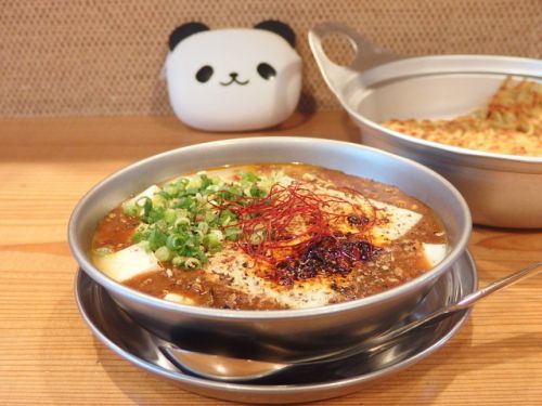 禁煙立呑みゼファー食堂@神戸・東川崎交差点角「十数種類のスパイスを使うカレー麻婆豆腐が超痺辛スパイシーでめっさ美味いねん!」