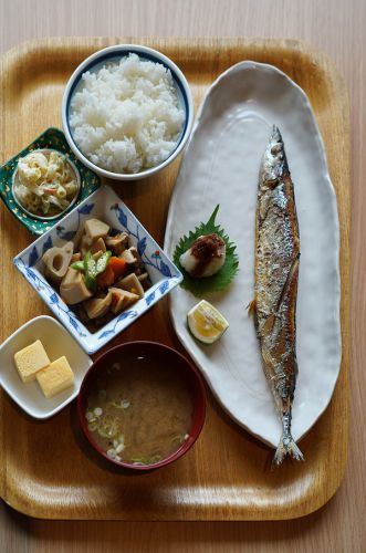 志免町【肉菜処 かえる屋】で愛のサンマ定食。昨夜は春日市【Indian Spice Factory】を貸切で東インドカレーコース料理。