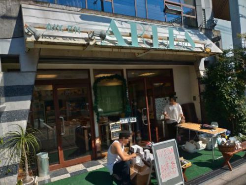 東三国のエクス・アン・アルルAIX EN ARLESでコロッケバーガーとカレーパン!