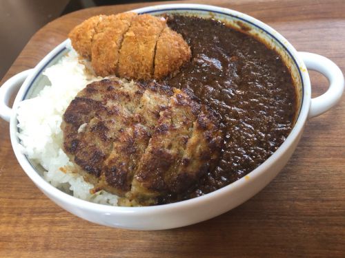 くだんのビーフカレーと、セブンの例の冷凍ハンバーグと冷凍メンチカツ。ようやくいい感じに。