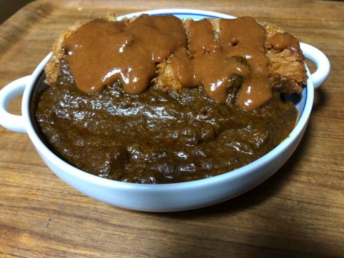 今年のカレー初めはカツカレーカツ用のソースは中濃ソースにカレー粉とトマトソースを混ぜたもの。