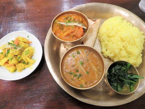 人形町のネパールカレーキッチン「ヒマラヤンビレッジ」でランチ「ダルバート定食」(ミックスアチャールが美味い!)