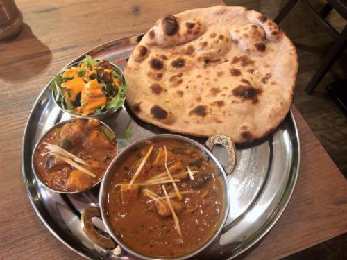 インド料理「アールティ和泉町店(秋葉原)」で「椎茸とチキンのカレー&タンドリーロティ」