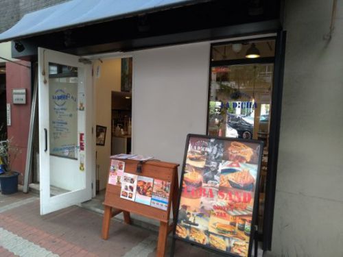 梅田茶屋町のcafe La dichaラ ディッチャでワンコイン500円+税のクリスピーチキンドライカレー!サラダ付き!