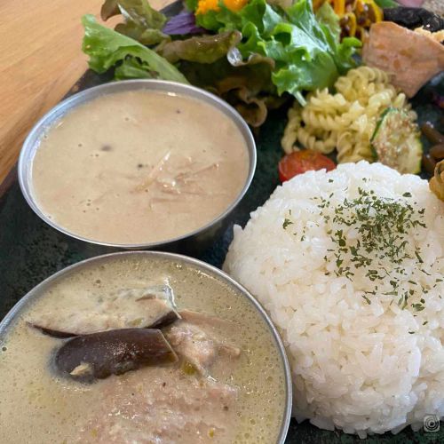 読谷村・「デチビカ」でヘルシーな前菜たっぷりのカレーセットを食べてきました。