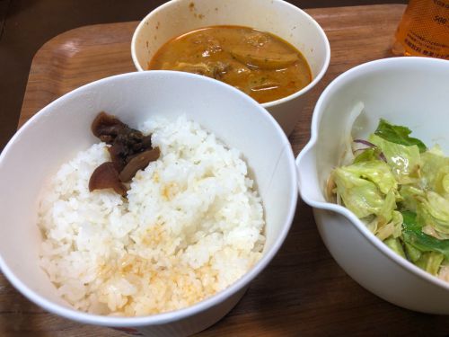 松屋のマッサマンカレー。試食した人の感想のまんま、美味い!チキンゴロゴロとどっちがと聞かれるとチキンゴロゴロだけど、美味い!サラダは自前