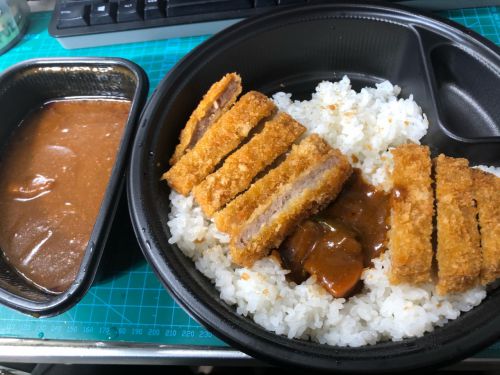 ココイチのグランドマザーカレーとロースカツ。わかってる、ロースカツは余計だと…だが、つけてしまうんだ!