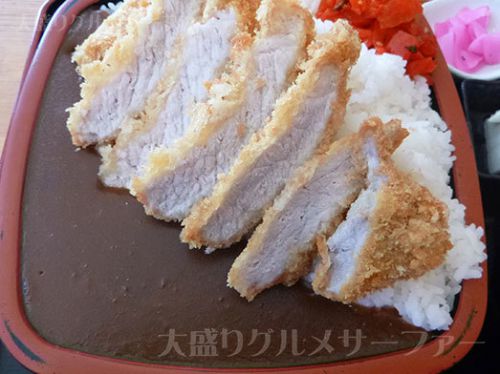 デカ盛りかさや食堂「カツカレー大盛り」巨大な寿司桶にルーたっぷり