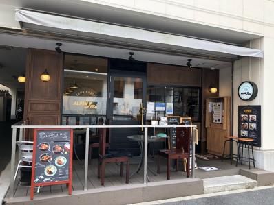 横浜の老舗カレーの二号店はカジュアルテイスト。「アルペンジロー 元町店」(元町・中華街)