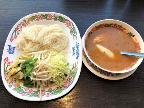 タイの魚出汁ココナッツミルクカレーつけ麺「カノムチーンナムヤー」(ゲウチャイ新宿店)