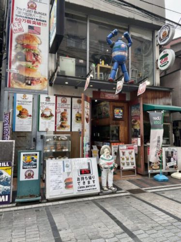 TSUNAMI ネイビーバーガーと海軍カレーを一度に楽しめるメニュー