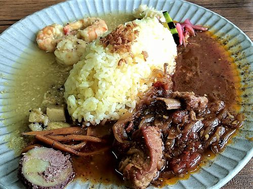 こもく商店:スペアリブのポークビンダルー&えびカレー