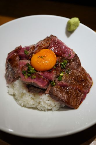 晩ご飯に【炭火博多焼肉 明治屋 古門戸店】でビフテキ丼。お昼は【旅するクーネル in カレーNADO】からの【珈琲いわくま】。