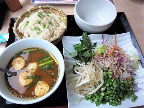タイ料理には「日本の素麺(そうめん)」代替で楽しめるハーブたっぷりカレーつけめん「カノムチーン」がある!
