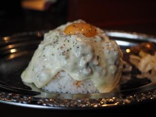 スパイシーで旨味たっぷりのキーマカレーにトロトロチーズが乗ってめちゃ旨です! 北区曽根崎 「スパイスカレー専門 梵平 BAR曽根崎心空店」