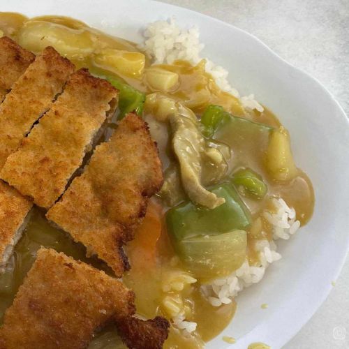 沖縄市・安定の「ハイウェイドライブイン」で黄色いカツカレーを食らう。