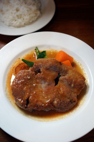 夜は吉塚【キッチンポアレ】でたまらん満腹洋食。昼は【mama curry】でチキンカレーからの【TAG STA】で半沢克夫写真展。昨夜は『カレバカラジオ』の100回目の放送でした。