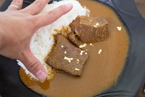 「都城華礼」は日本一高級な6600円のレトルトカレー!宮﨑牛の肉塊がゴロリと入って美味しいぞ!