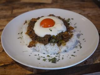 挽肉の旨味たっぷりのキーマカレーにのび~るモッツァレラチーズトッピングでモチベーションが上がりまくりました! 西天満 「THE MOTiVATiON SHOP」