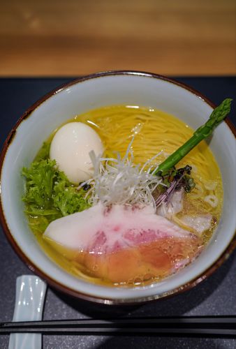 夜営業を開始した【らぁめんシフク】で塩らぁめん。昼は【にく豆腐 しげ子】で牛丼。そして昨夜の【杏仁荘】でカレー屋さんと晩ご飯。
