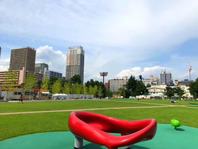 青い空、緑の芝生、南インドのカレープレート。東池袋のスパイスオアシス。「プラマーナ・スパイス」(東池袋)