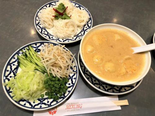 池袋の老舗「メコン」で夏場に映えるタイ料理の魚出汁カレーがけ素麺「カノムチーンナムヤー」