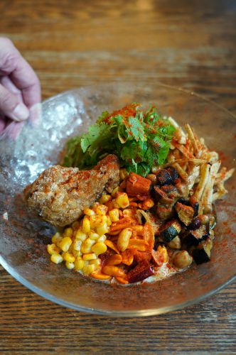 ランチに行列ができる人気店【杏仁荘】で夏野菜と手羽元のグリーンカレー冷麺を食べてみた。
