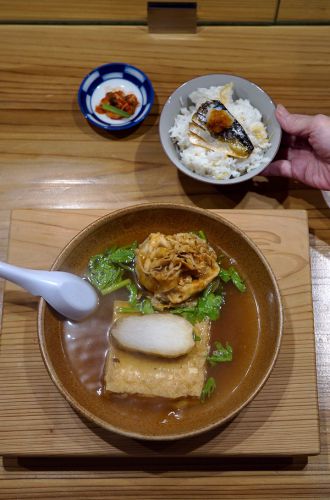 夜は【にく豆腐しげ子】で肉豆腐。昼は【クボカリー 】でポークジンジャーカレー。