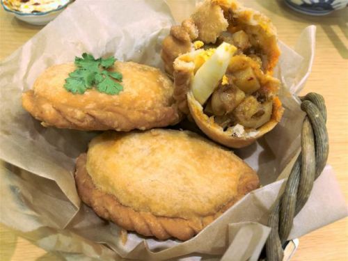 東南アジア(タイ・シンガポール)の「カリーパフ」は、日本の「カレーパン」・インドの「サモサ」のような軽食スナック
