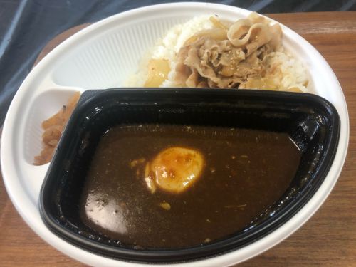 すき家の豚あいがけ温玉入りカレー