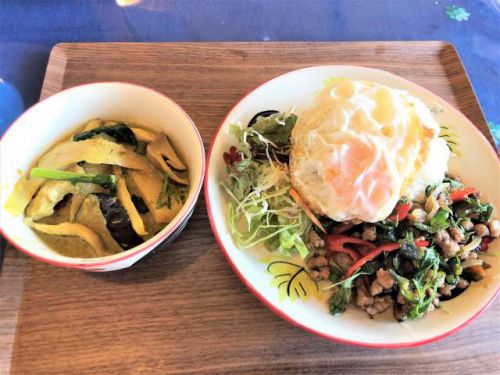 タイハーブ多彩な「豚肉のガパオ炒め&グリーンカレー」を「バーンプアン」(高知)で