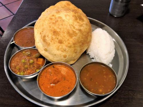 南インド料理「ダクシン東日本橋店」でランチ日替わり3種カレー「Aセット」を揚げたナン「パトゥーラ」で