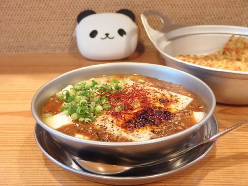 禁煙立呑みゼファー食堂@神戸・東川崎交差点角「本日12/13より”スパイスカレー麻婆豆腐”と”スパイスカレーラーメン”が復活やねん!」