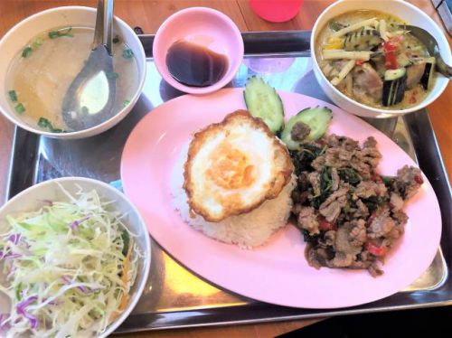 新橋のタイ料理新店「ガパオホリック」でランチ「牛肉のガパオ炒めごはん」と「ミニグリーンカレー」(2食め)