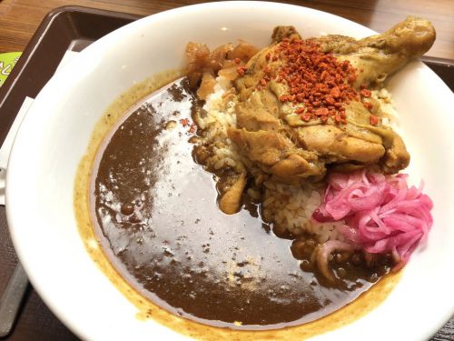 北浜『すき家 平野町一丁目店』~ネーミングに偽り無し!!大手牛丼チェーン店が手掛けるド迫力チキンカレー☆~