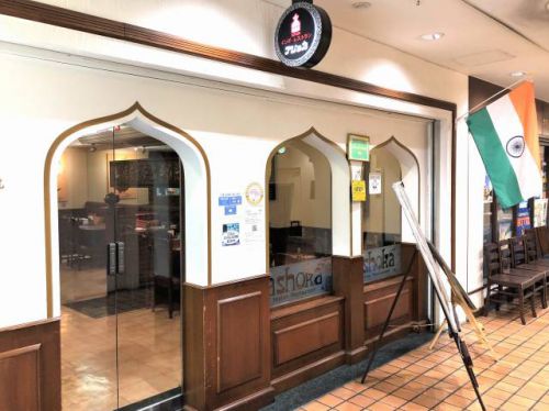 老舗インド料理「アショカ大阪店」で「マトンビンダルーカレーとサブジパロタ」(インドラムのお供に自家製ピクルス)
