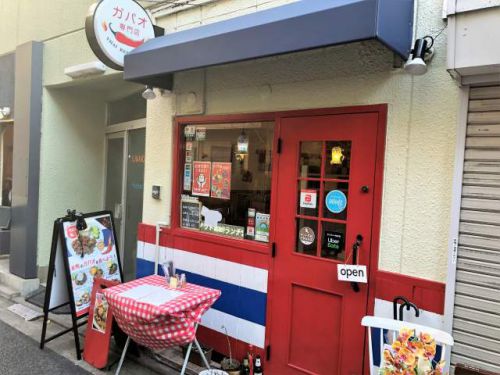 タイ料理「ガパオ専門店(本郷)」で自家製ペーストの「グリーンカレー」(タイハーブが香り立つ)