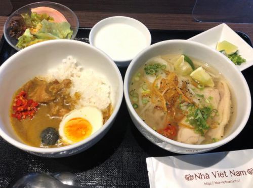 「朝食で熱々のベトナムフォーとチキンカレー」(ニャーベトナム京都店)