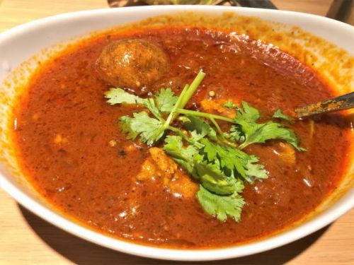 流行りの「ポークビンダルーカレー」。インド料理なのに、なぜにインド料理店で楽しめないのか?(※マトンやチキンが専門店では味わえます)