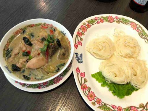 素麺も相性抜群のタイ料理「グリーンカレー」(現地では米麺カノムチーン)