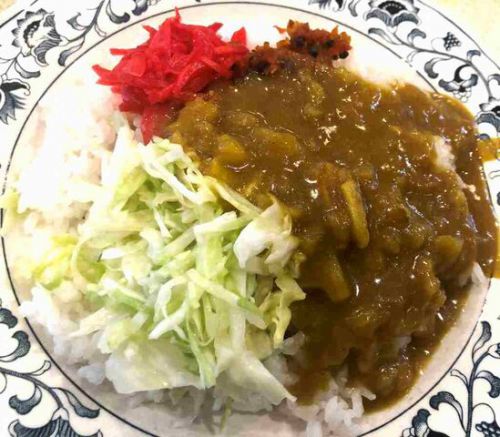 昭和18年創業の「カレーの店スマトラ新橋本店」で今や斬新の「カレーライスとキャベツサラダ」