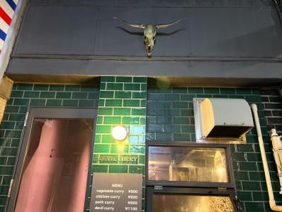 カウンタースタイルでいただくビリヤニと激辛カレー、そこに潜む薫りの記憶。『デビルカレー』(北千住)